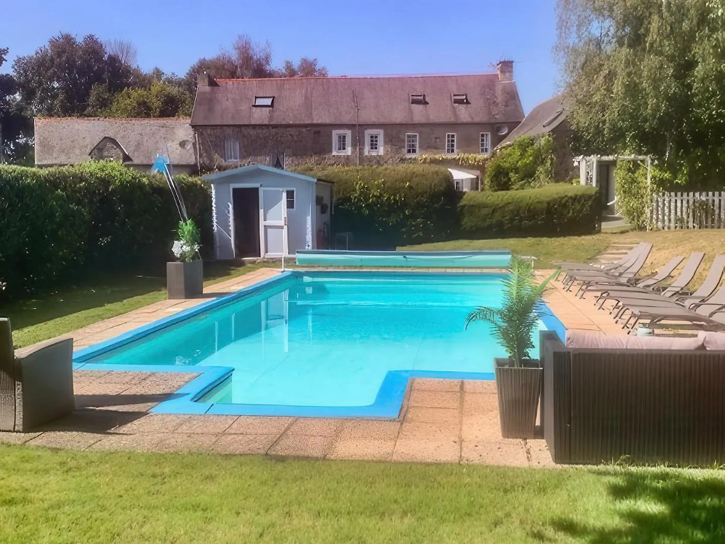 Countryside Retreat In Brittany 2 Bedrooms Sleeps 4 Pet Friendly Heated Swimming Pool Free Wifi Plouguenast-Langast