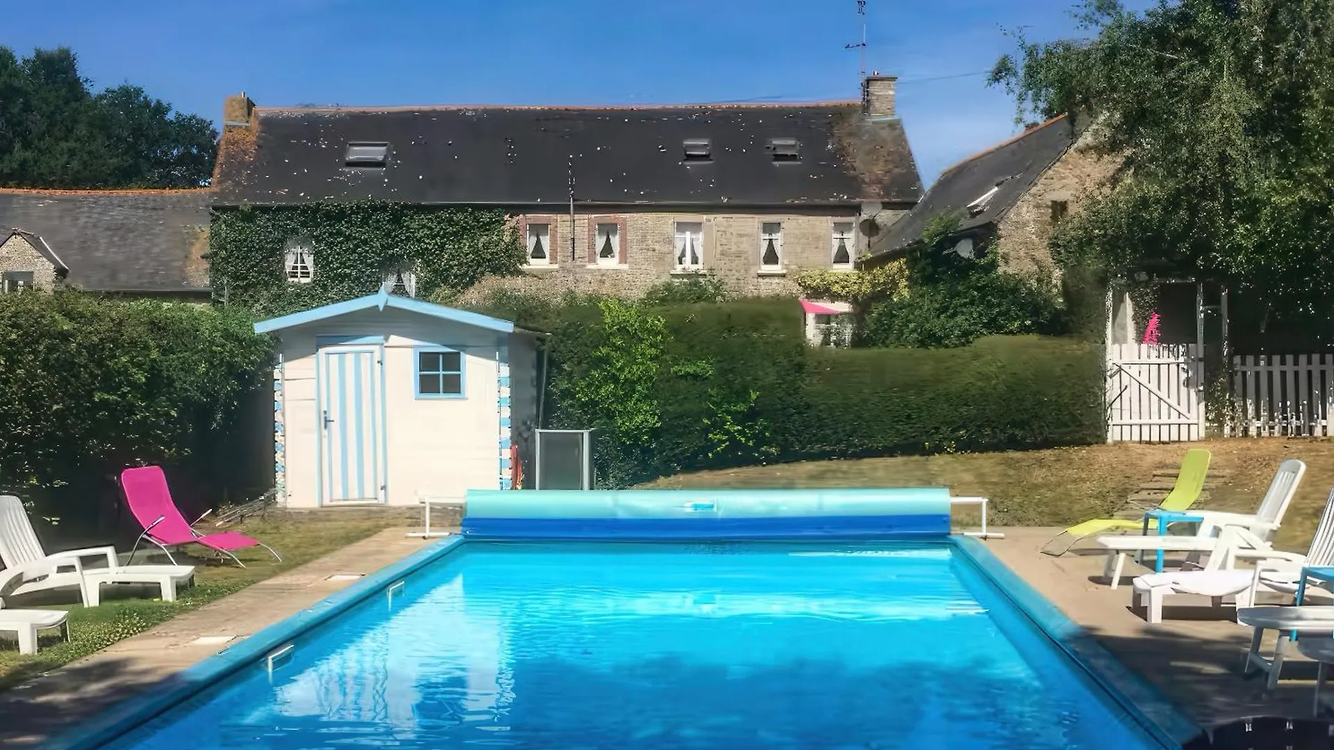 Countryside Retreat In Brittany 2 Bedrooms Sleeps 4 Pet Friendly Heated Swimming Pool Free Wifi Plouguenast-Langast